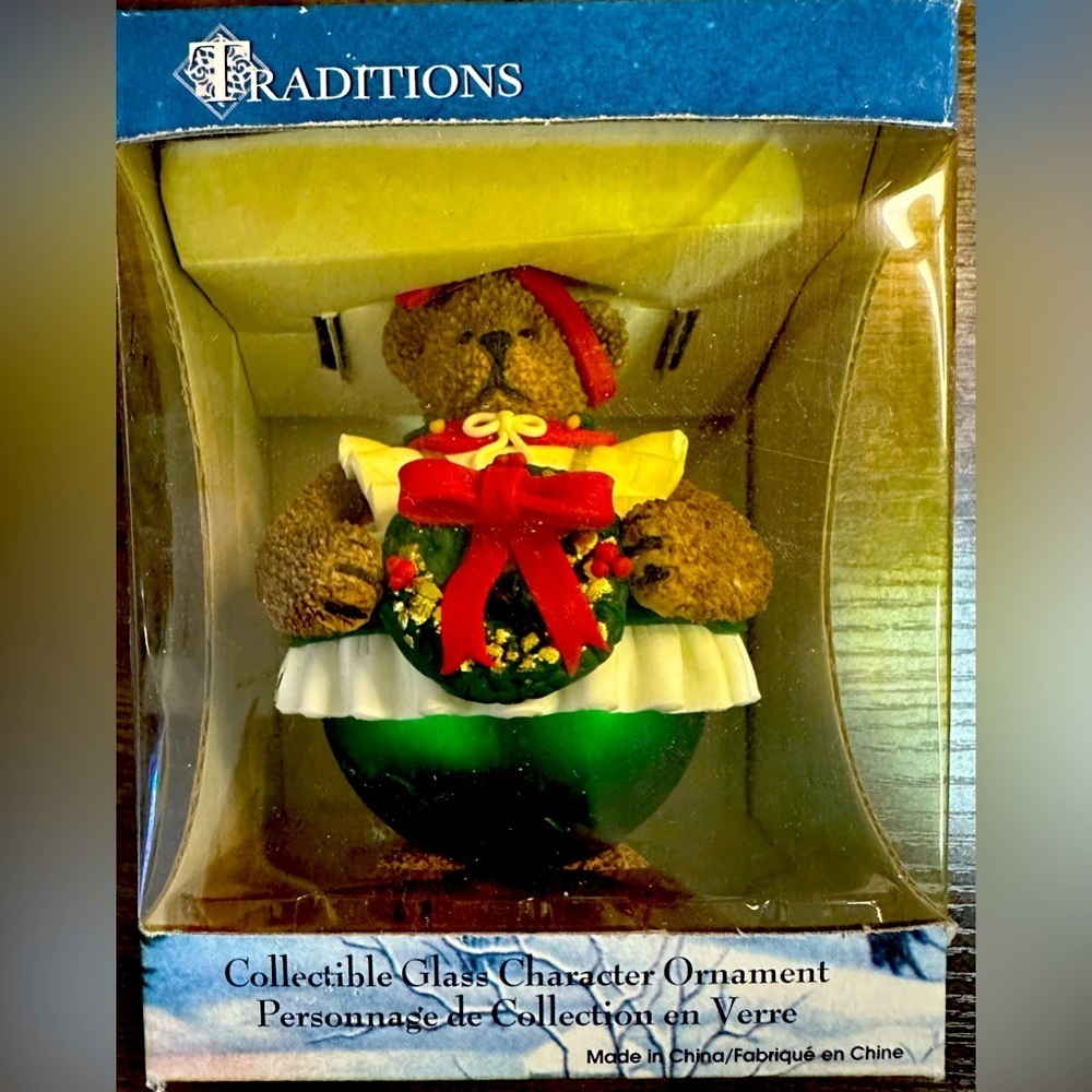 NWT Traditions Bear Mrs Santa Ornament Holding Wreath​​​